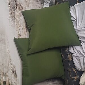 New! Set of 2 solid hunter green square decorative outdoor patio pillows